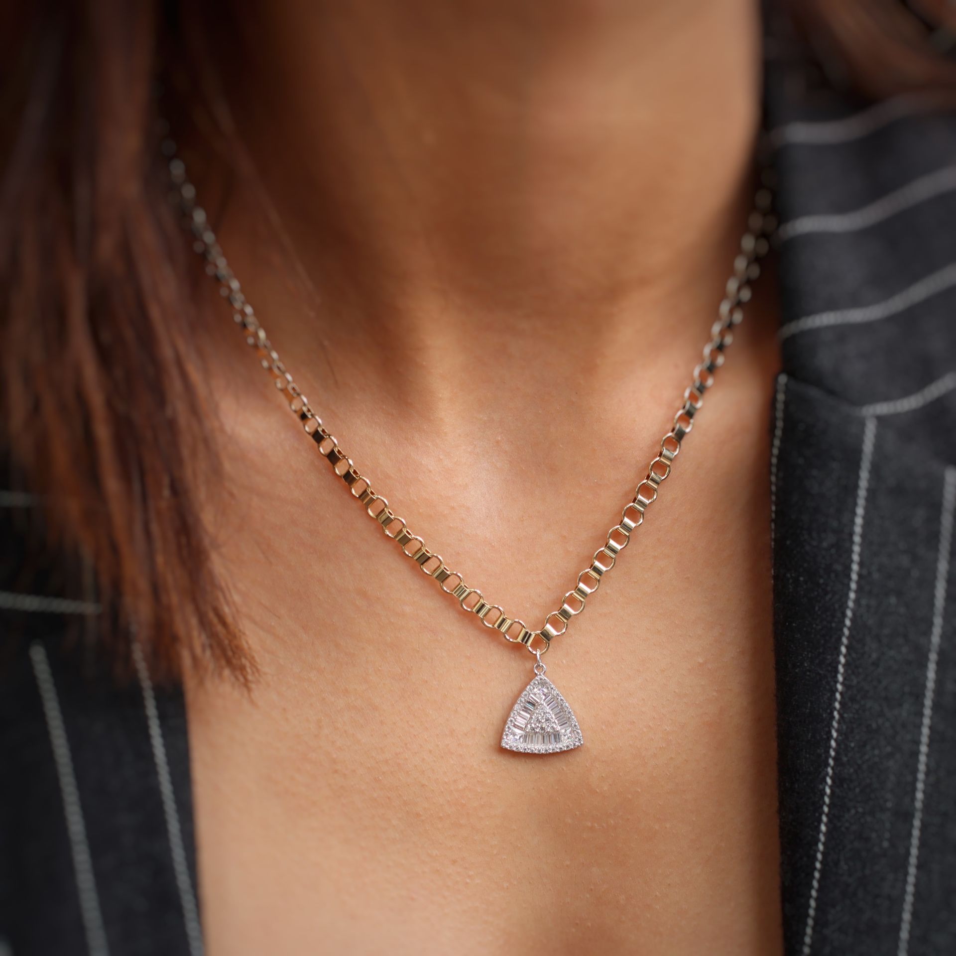 Taşlı üçgen kolye