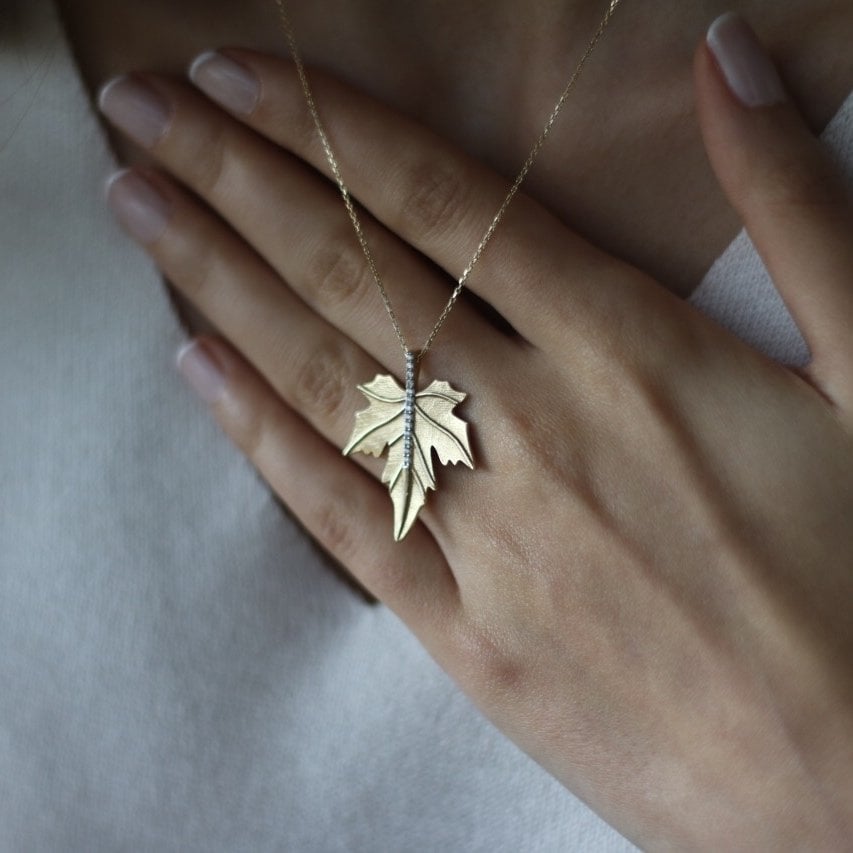 Taşlı yaprak kolye