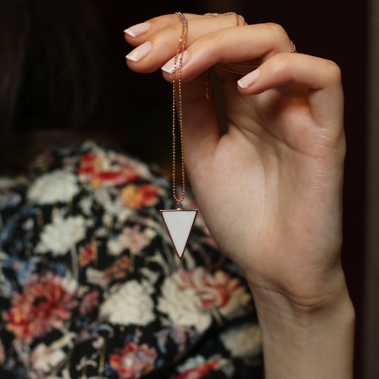 beyaz mineli üçgen kolye